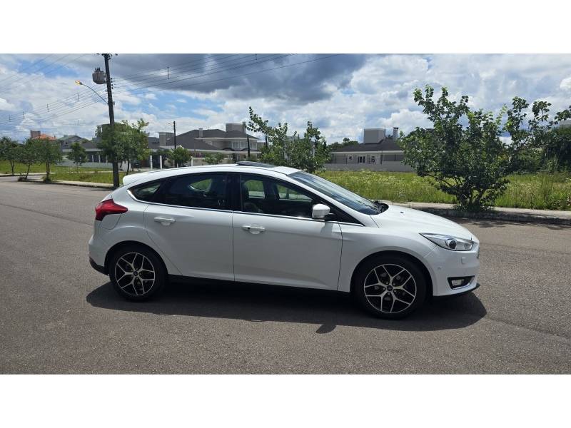 FORD - FOCUS - 2016/2016 - Branca - R$ 74.900,00