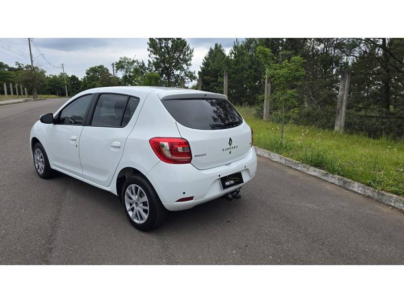 RENAULT - SANDERO - 2017/2018 - Branca - R$ 46.900,00