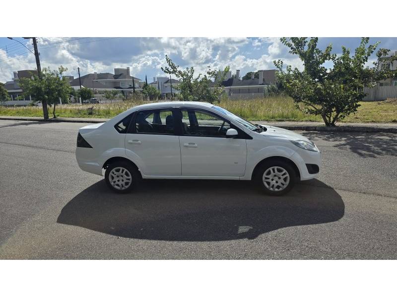 FORD - FIESTA - 2013/2014 - Branca - R$ 39.900,00