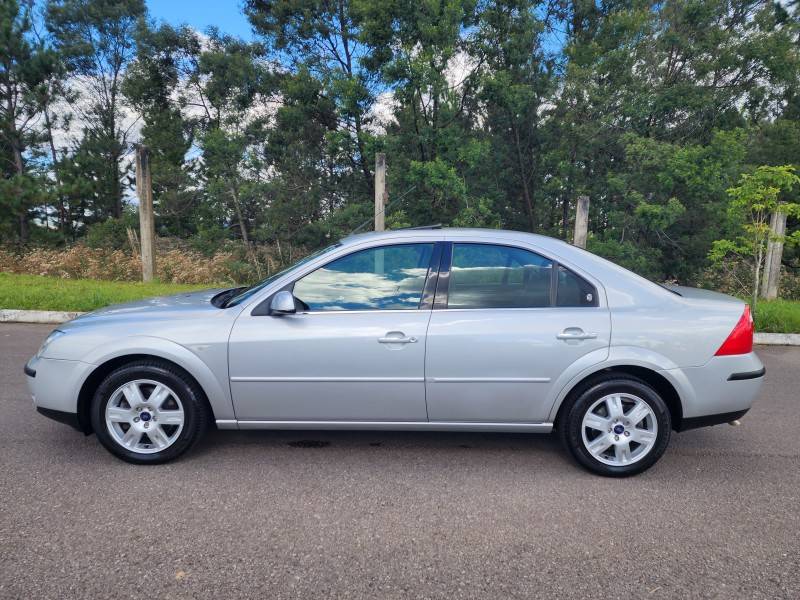 FORD - MONDEO - 2004/2004 - Prata - R$ 47.900,00
