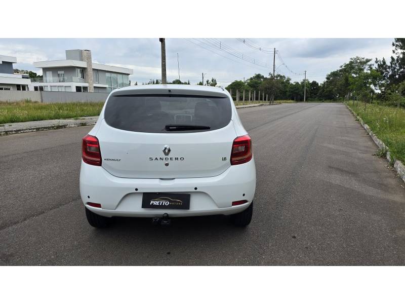 RENAULT - SANDERO - 2017/2018 - Branca - R$ 46.900,00