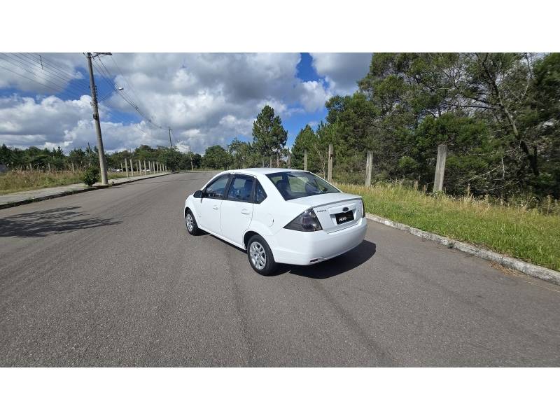 FORD - FIESTA - 2013/2014 - Branca - R$ 39.900,00