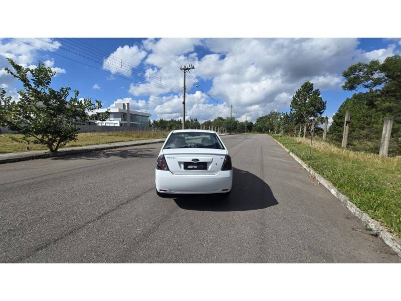 FORD - FIESTA - 2013/2014 - Branca - R$ 39.900,00