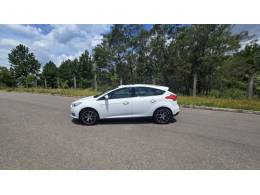 FORD - FOCUS - 2016/2016 - Branca - R$ 74.900,00