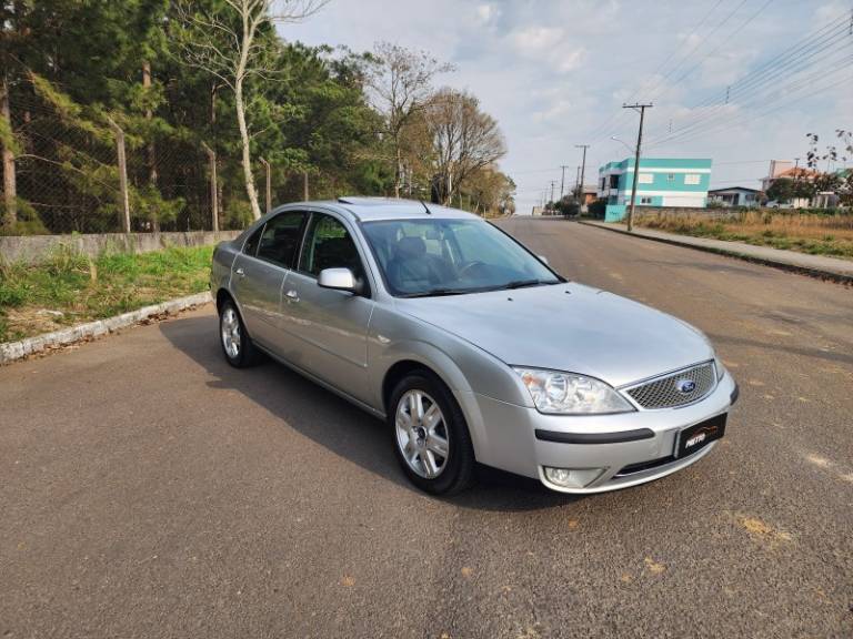 FORD - MONDEO - 2004/2004 - Prata - R$ 47.900,00