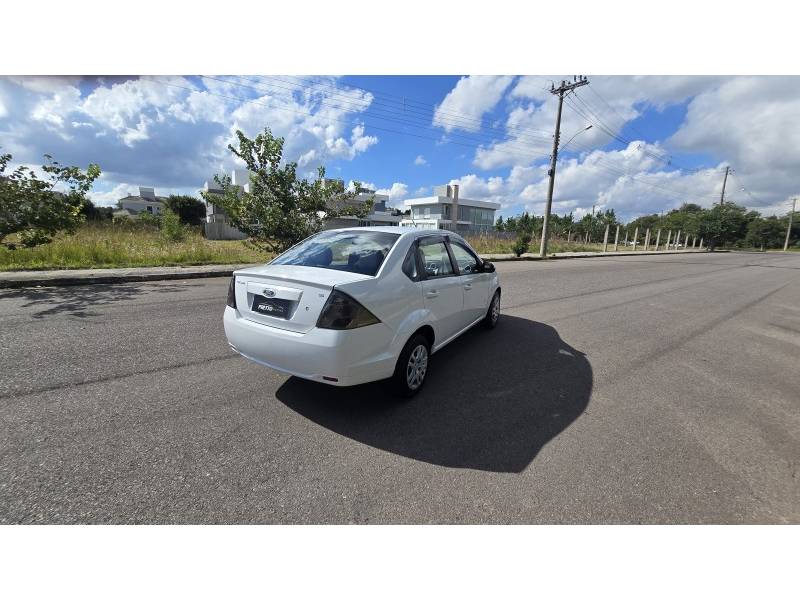 FORD - FIESTA - 2013/2014 - Branca - R$ 39.900,00