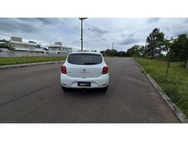 RENAULT - SANDERO - 2017/2018 - Branca - R$ 46.900,00