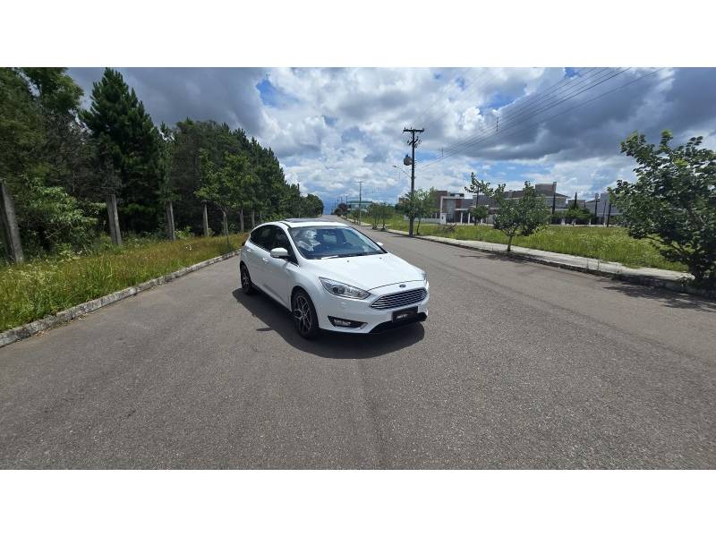 FORD - FOCUS - 2016/2016 - Branca - R$ 74.900,00