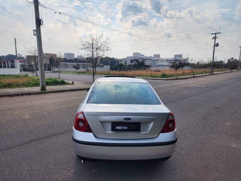 FORD - MONDEO - 2004/2004 - Prata - R$ 47.900,00