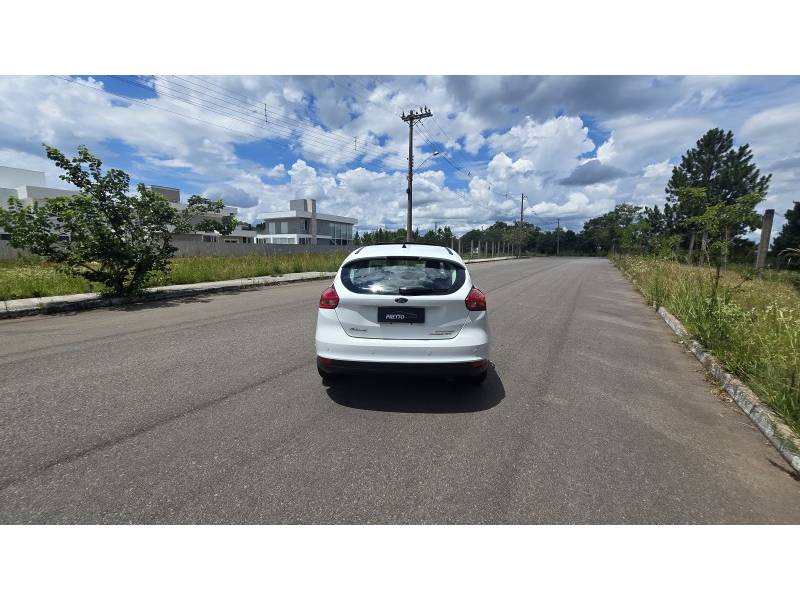 FORD - FOCUS - 2016/2016 - Branca - R$ 74.900,00