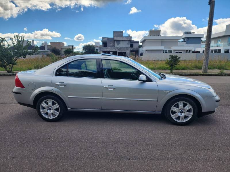 FORD - MONDEO - 2004/2004 - Prata - R$ 47.900,00