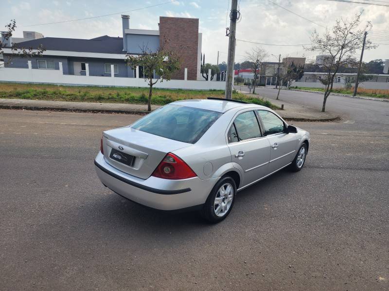 FORD - MONDEO - 2004/2004 - Prata - R$ 47.900,00