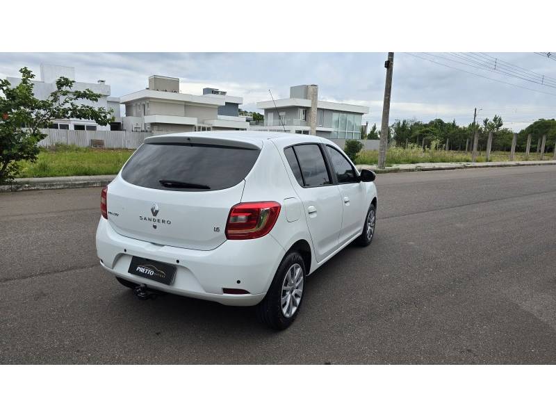 RENAULT - SANDERO - 2017/2018 - Branca - R$ 46.900,00