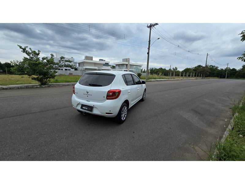 RENAULT - SANDERO - 2017/2018 - Branca - R$ 46.900,00