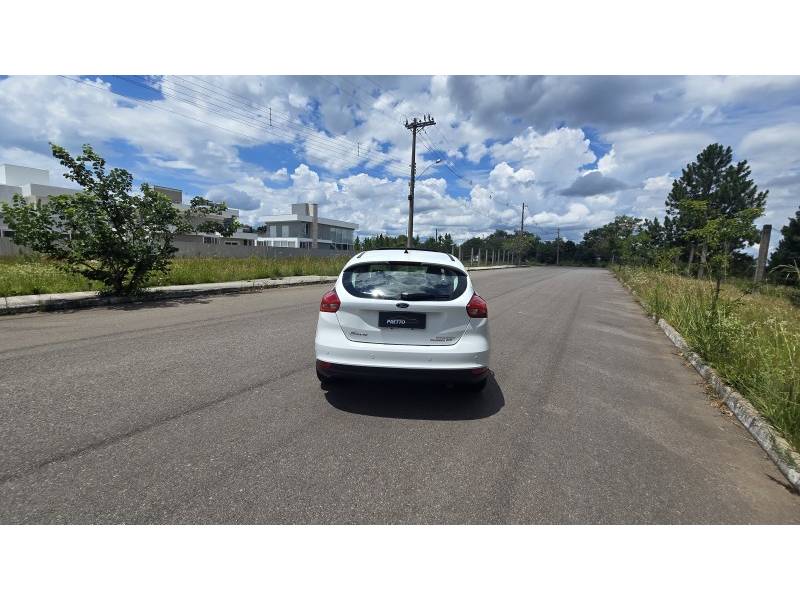 FORD - FOCUS - 2016/2016 - Branca - R$ 74.900,00