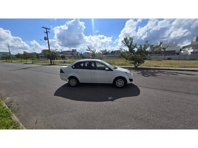 FORD - FIESTA - 2013/2014 - Branca - R$ 39.900,00