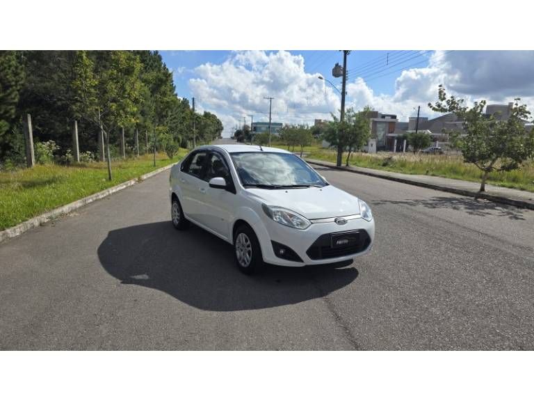 FORD - FIESTA - 2013/2014 - Branca - R$ 39.900,00