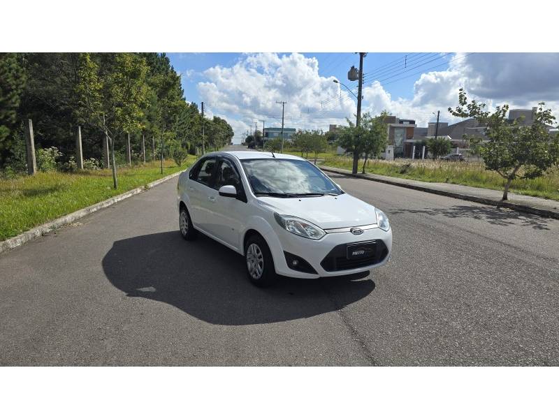 FORD - FIESTA - 2013/2014 - Branca - R$ 39.900,00