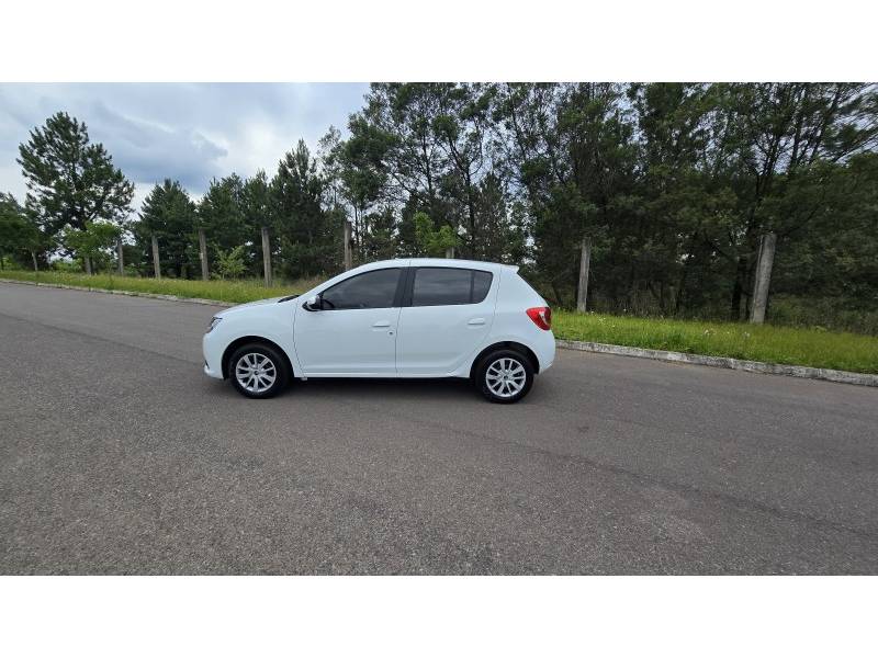 RENAULT - SANDERO - 2017/2018 - Branca - R$ 46.900,00