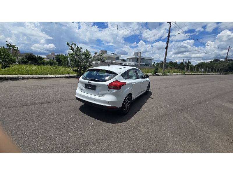 FORD - FOCUS - 2016/2016 - Branca - R$ 74.900,00