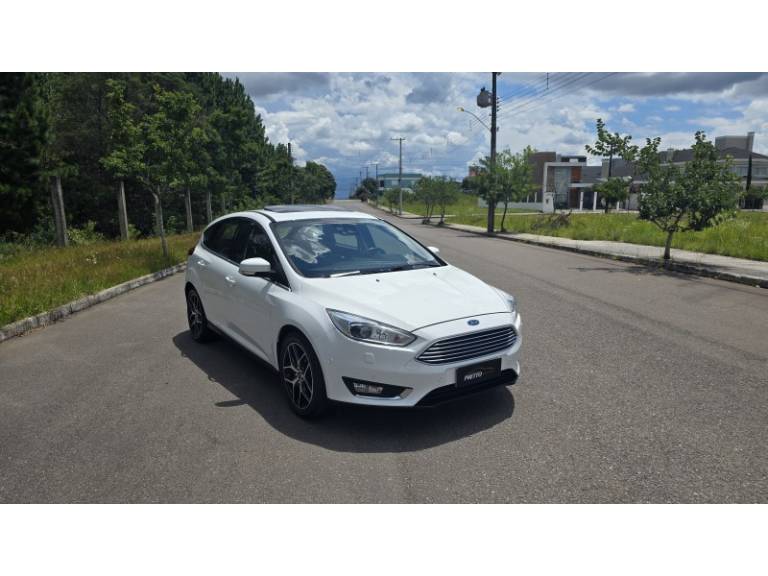 FORD - FOCUS - 2016/2016 - Branca - R$ 74.900,00
